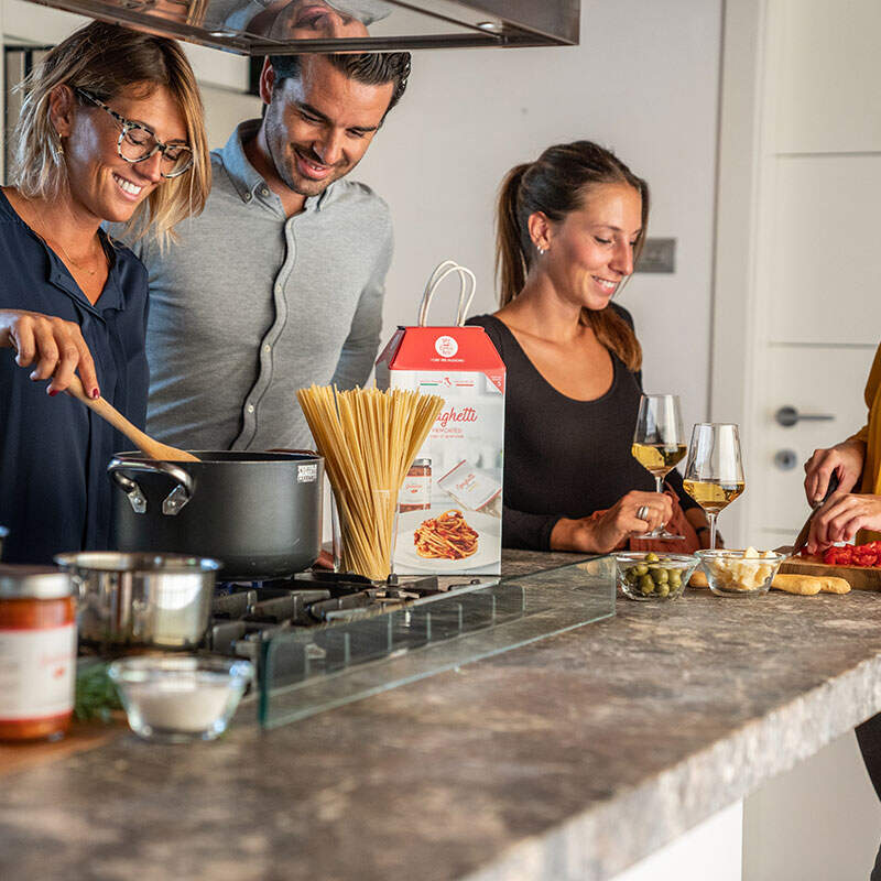 Idee cena con amici facili e veloci cercasi? Con le box ricette di My Cooking Box non sbagli mai! Scopri la nostra selezione di ricette di stagione, ricette gourmet facili o box aperitivo a casa