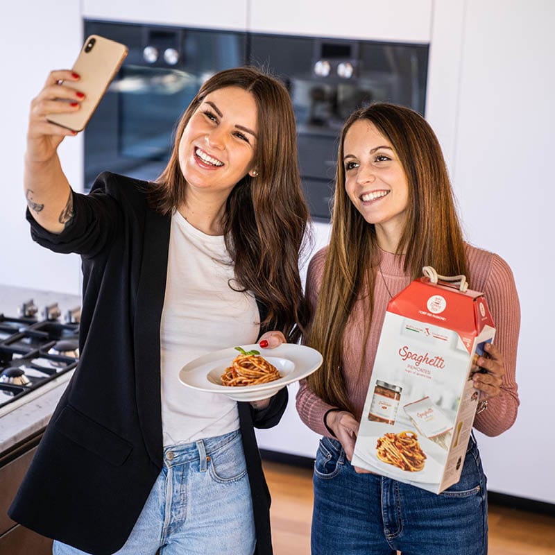 Per chi non resiste mai dal fotografare un piatto prima di gustarlo. Ecco le nostre idee regali cucina.