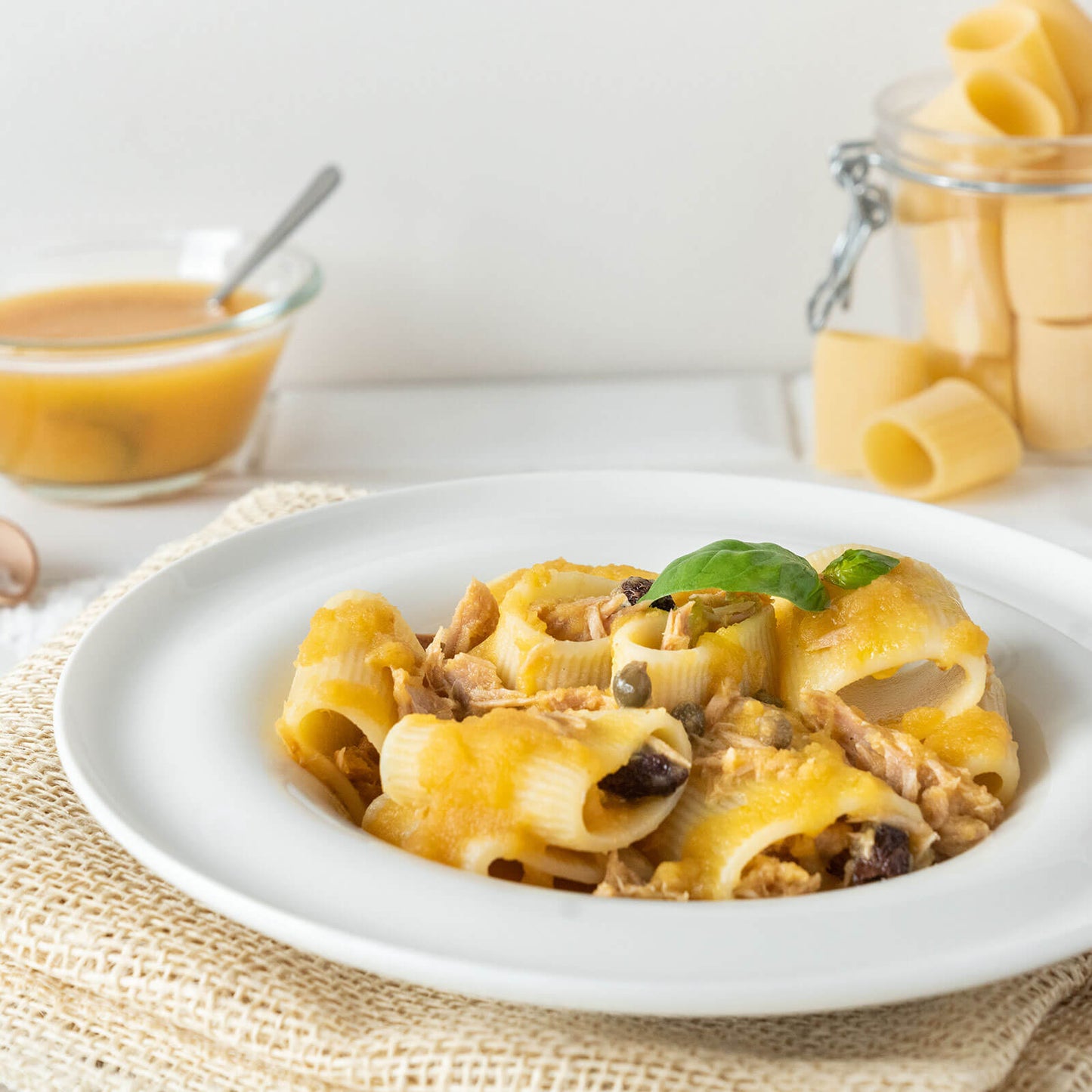 Mezzi paccheri campani con ventresca di tonno e pomodoro giallo