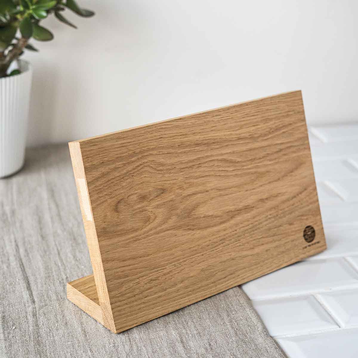Oak knives holder with magnets