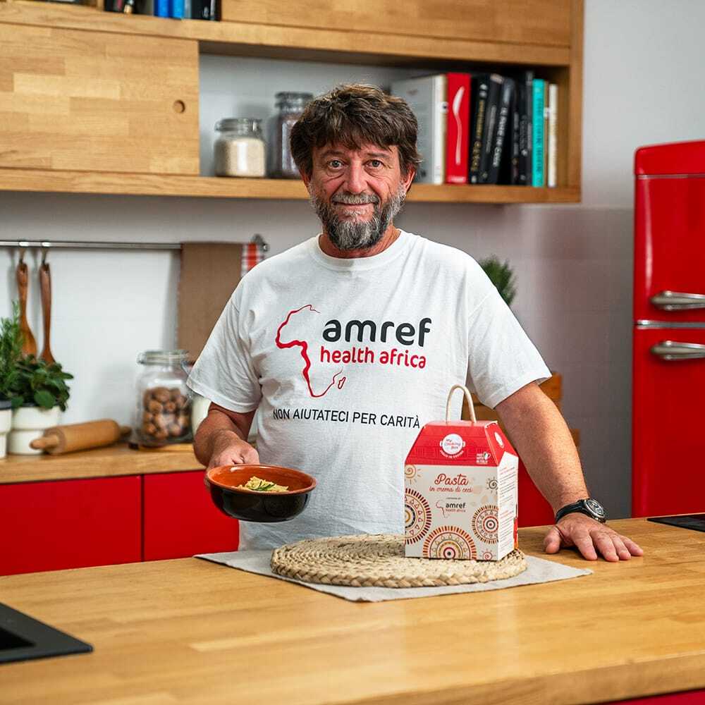 Giovanni Soldini con la box e la ricetta pasta e ceci cucinata 