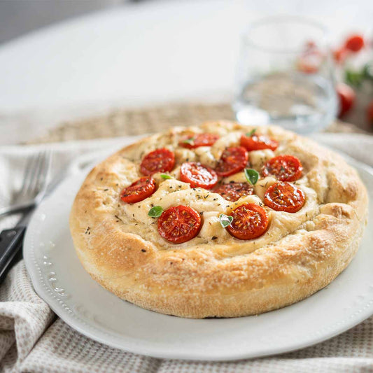 focaccia fatta in casa con pomodorini e origano