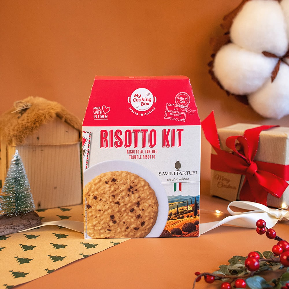 Scatola Risotto Kit al tartufo su piano marrone con dettagli autunnali e natalizi