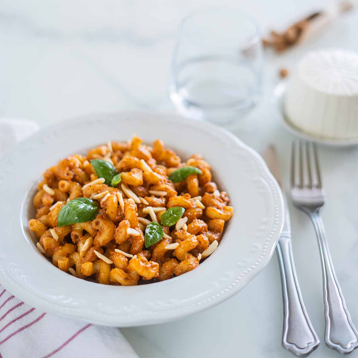 ricetta pasta con pesto siciliano e mandorle