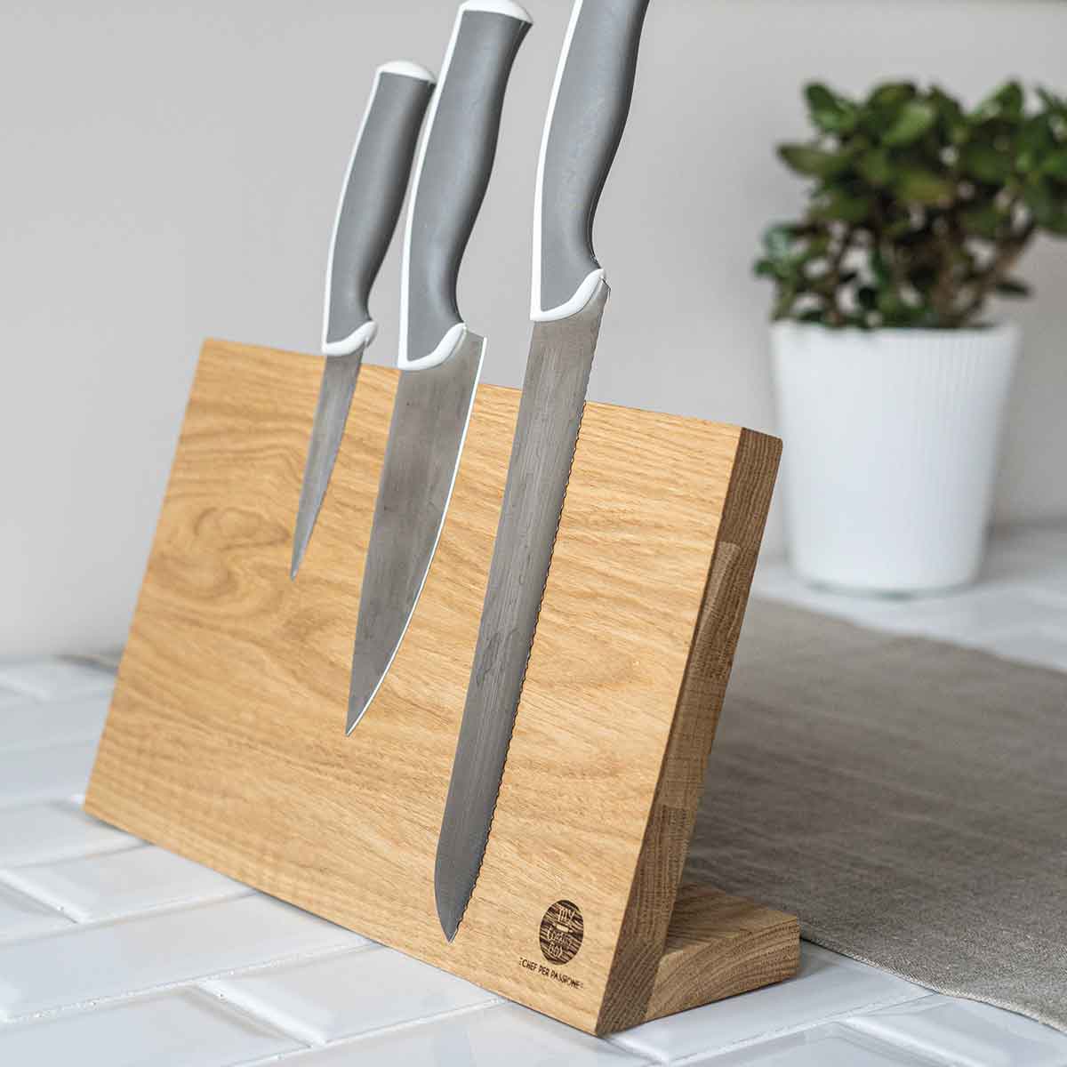 Oak knives holder with magnets